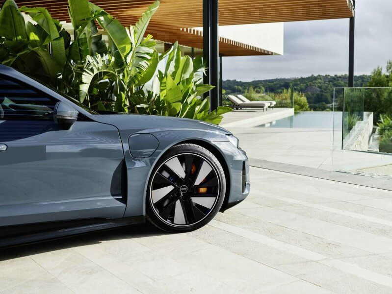 Audi e-tron in Kemoragrau Metallic, ausgestattet mit Goodyear OE-Reifen