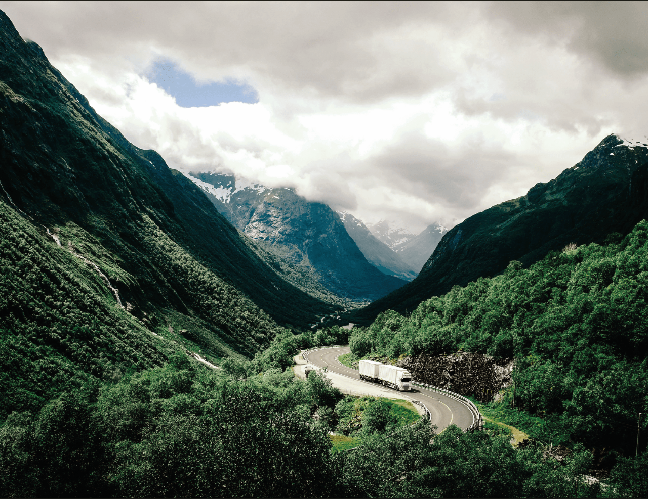 Goodyear-Lkw fährt durch die Berge