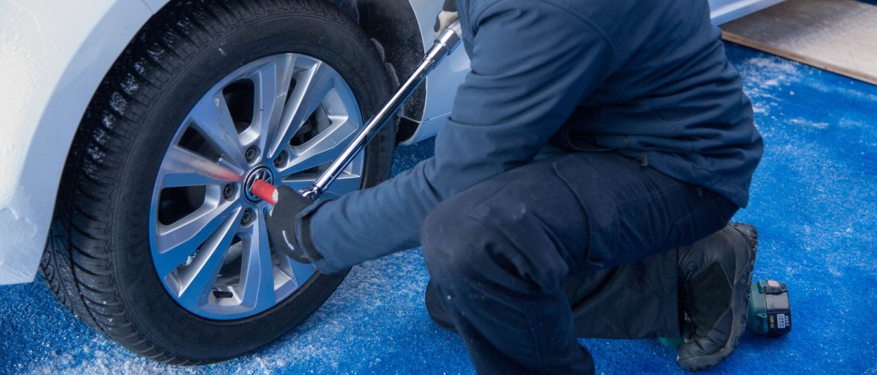 Putting tyre back on car after wheel balancing