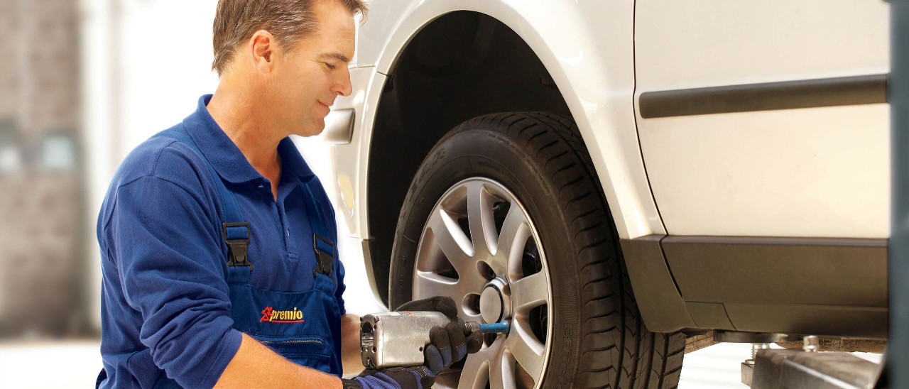 Changing a flat tyre