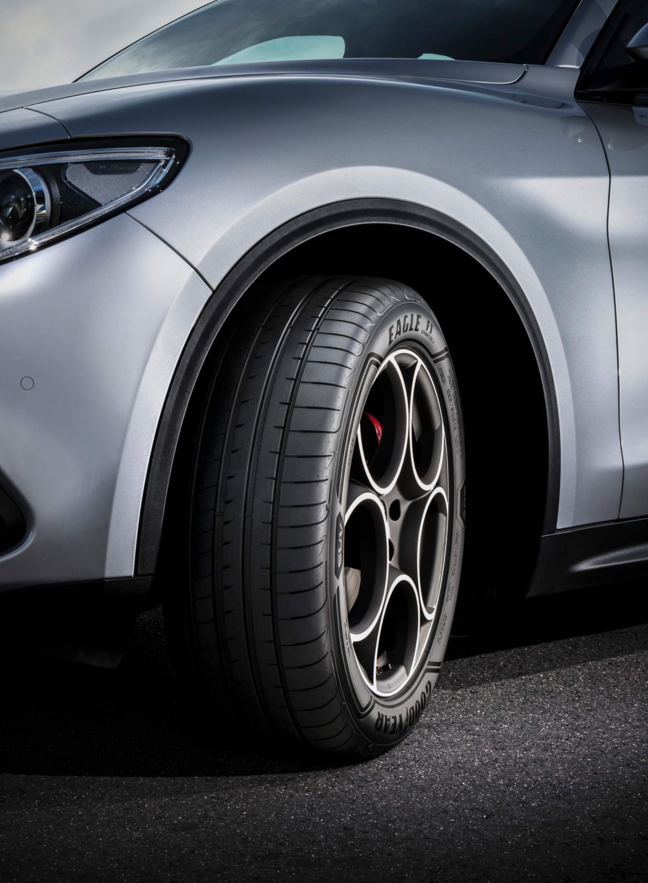 Alfa Romeo Stelvio with Asymmetric 3 SUV Tyres on