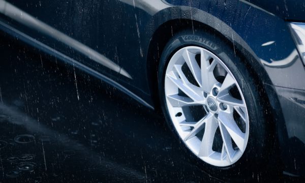 Aderenza e controllo migliorati su strade umide o bagnate