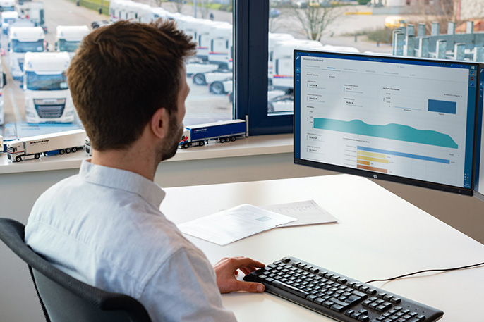 Il responsabile della flotta Torello analizza i dati della flotta Goodyear, dal suo computer.