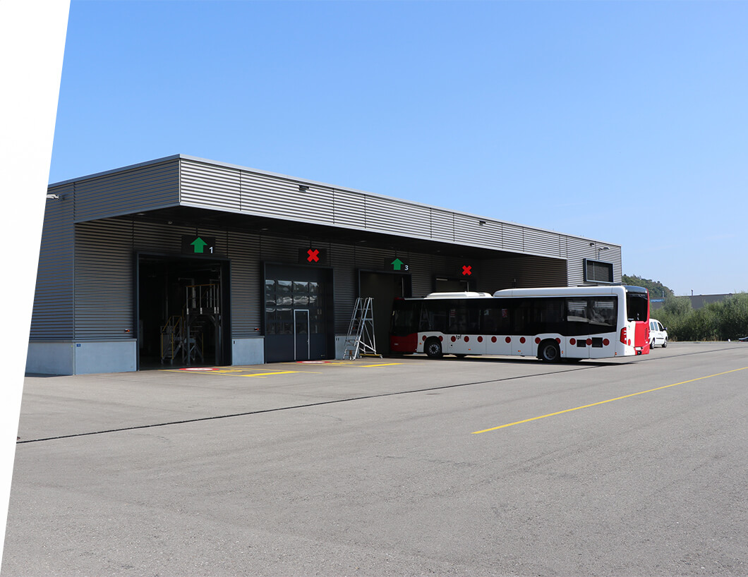 Bus che monta pneumatici per autobus di Gooyear